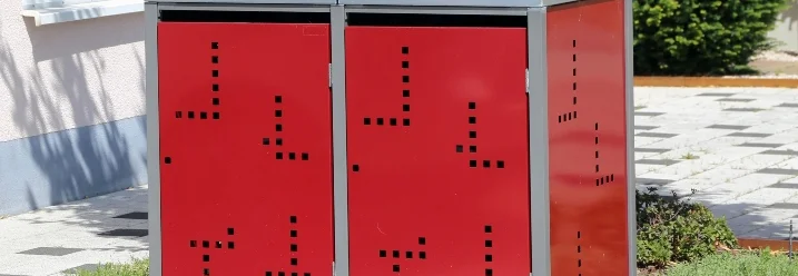 Zwei rote Mülltonnenverkleidungen